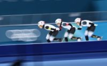 滑走する高木ら　五輪