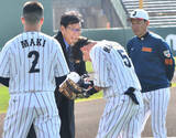 「選手に声を掛ける栗山前監督　野球」の画像1