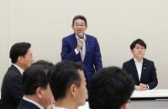 あいさつする笠氏