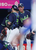 「古賀を迎える池山監督　プロ野球」の画像1