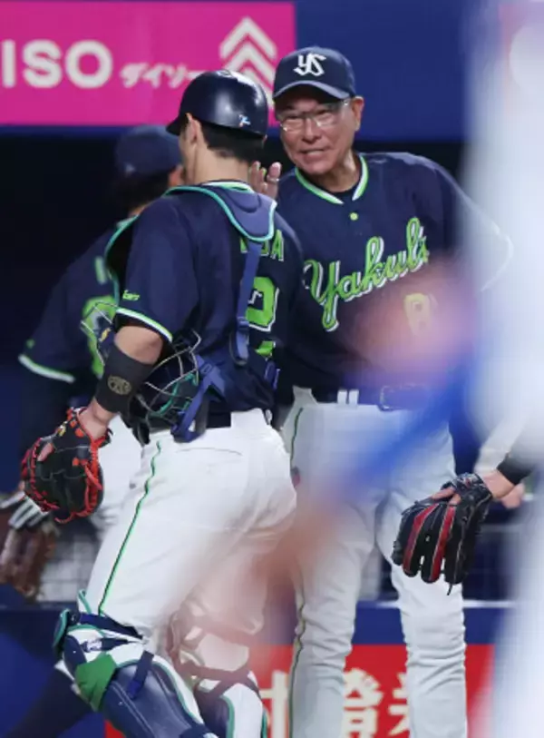 古賀を迎える池山監督　プロ野球