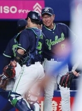 古賀を迎える池山監督　プロ野球