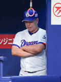 「うつむく井上監督　プロ野球」の画像1