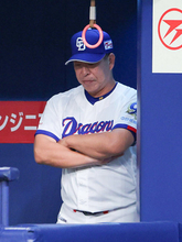 うつむく井上監督　プロ野球