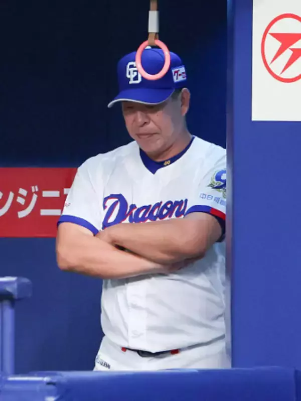 うつむく井上監督　プロ野球