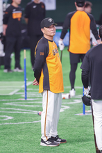 練習を見る橋上監督代行　プロ野球
