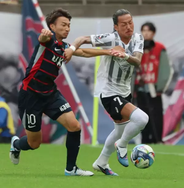 競り合う井手口と柴崎　Ｊリーグ