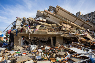 地震１週間、死者１９００人超