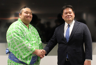 時不動「どっしりと」　大相撲