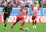 「プレーする鈴木唯　サッカー」の画像1