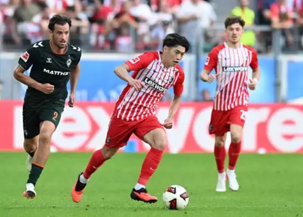 プレーする鈴木唯　サッカー