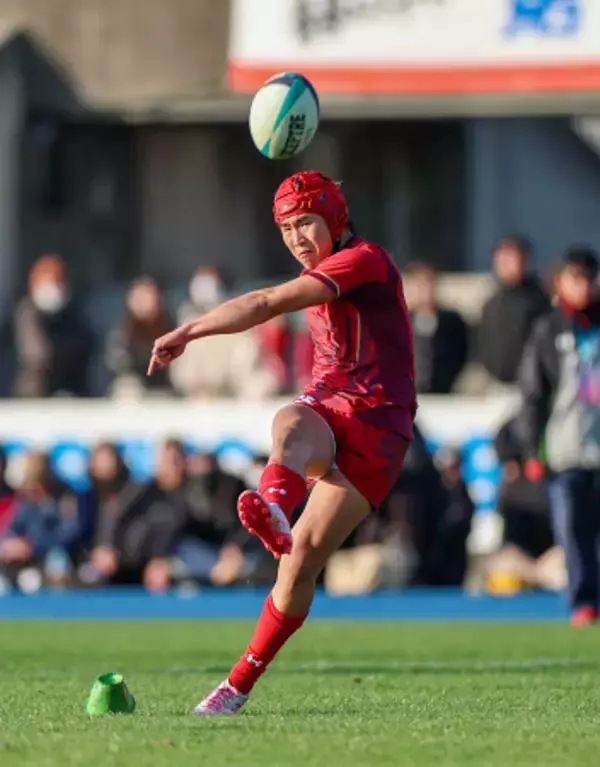 ゴールキックを決める大門