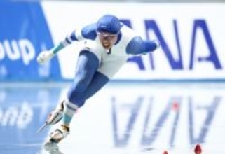 滑走する一戸　全日本スピードスケート