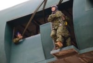 陸自降下訓練に最多１５カ国参加