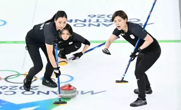 ストーンを投じる吉村　五輪