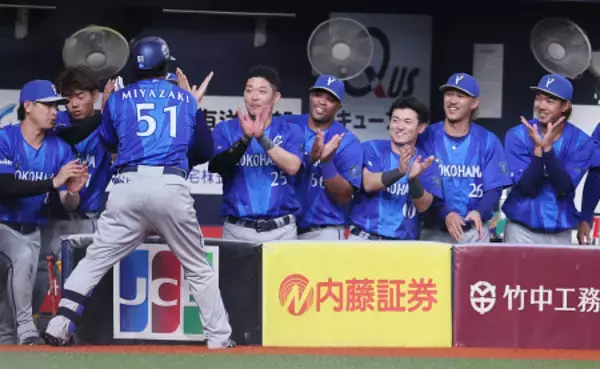 「宮崎を迎えるＤｅＮＡの選手ら」の画像