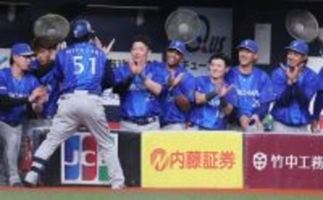 宮崎を迎えるＤｅＮＡの選手ら