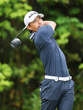 ティーショットを放つ小平　男子ゴルフ