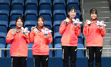 胸を張る菰方、鈴木組＝テニス女子ダブルス―デフリンピック