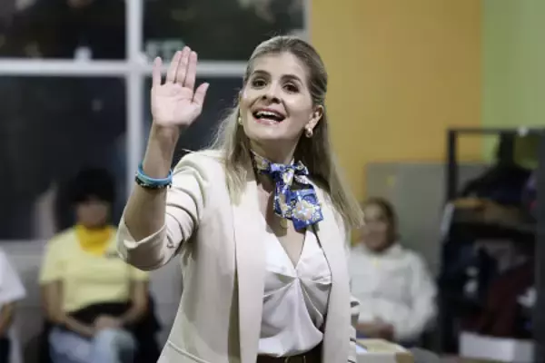 フェルナンデス氏が勝利