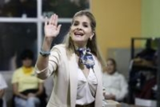 フェルナンデス氏が勝利