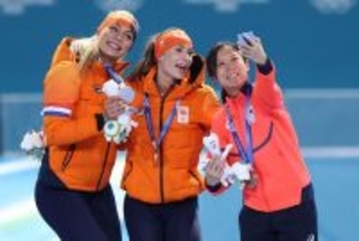 記念撮影する高木ら　五輪