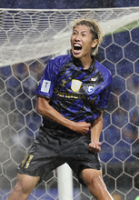 ゴールを決めて喜ぶ土信田　サッカー