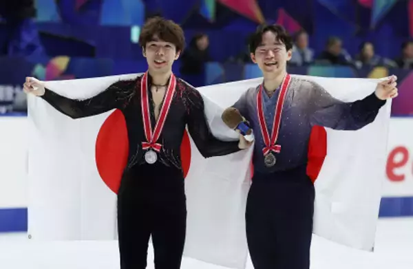 優勝の鍵山と２位の佐藤