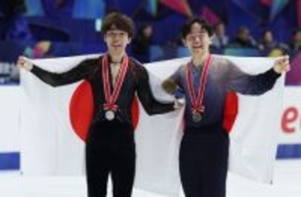 優勝の鍵山と２位の佐藤