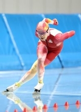 滑走する菊池　全日本スピードスケート