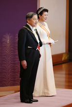 あいさつされる天皇陛下と皇后さま