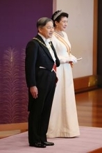 あいさつされる天皇陛下と皇后さま