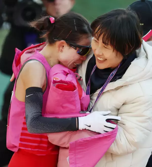 涙する松田　大阪国際女子マラソン