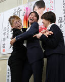 「喜ぶ自民・森下氏」の画像1