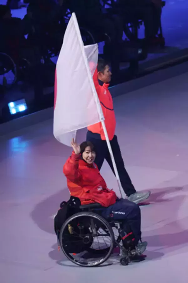 小須田と小川、笑顔で行進〔パラリンピック〕