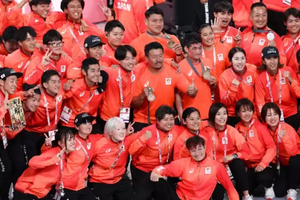 閉会式に臨む日本選手団