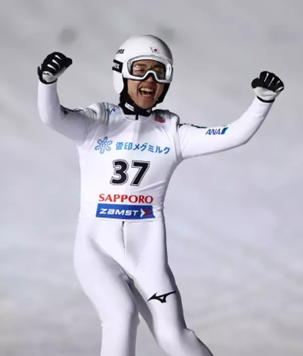 ガッツポーズする中村