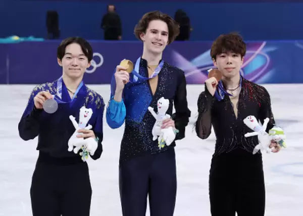 メダルを手にする鍵山、佐藤ら　五輪