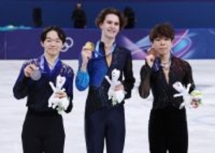 メダルを手にする鍵山、佐藤ら　五輪