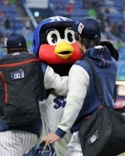 つば九郎復活に大声援＝プロ野球・ヤクルト