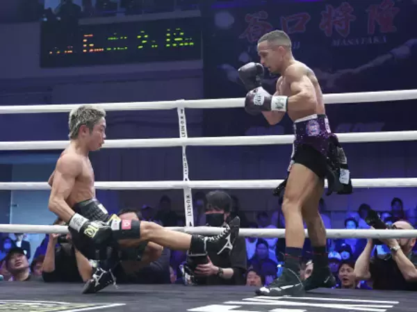 ダウンを奪われる谷口　ボクシング