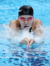 決勝で力泳する松本信　アジア大会