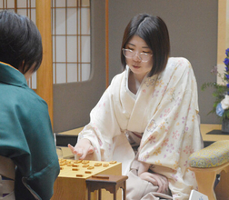 将棋界初「女性棋士」の権利＝西山女流四冠、白玲５期で