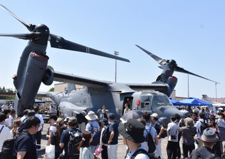 横田基地 米空軍がオスプレイ展示