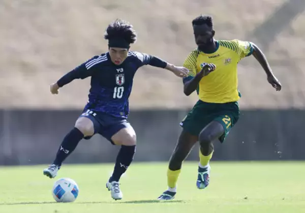 ボールをキープする岡田拓