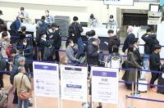 欠航カウンターに並ぶ人たち