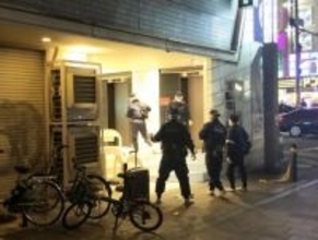 道頓堀で１７歳３人刺される＝１人死亡、男が逃走―殺人容疑で捜査・大阪府警