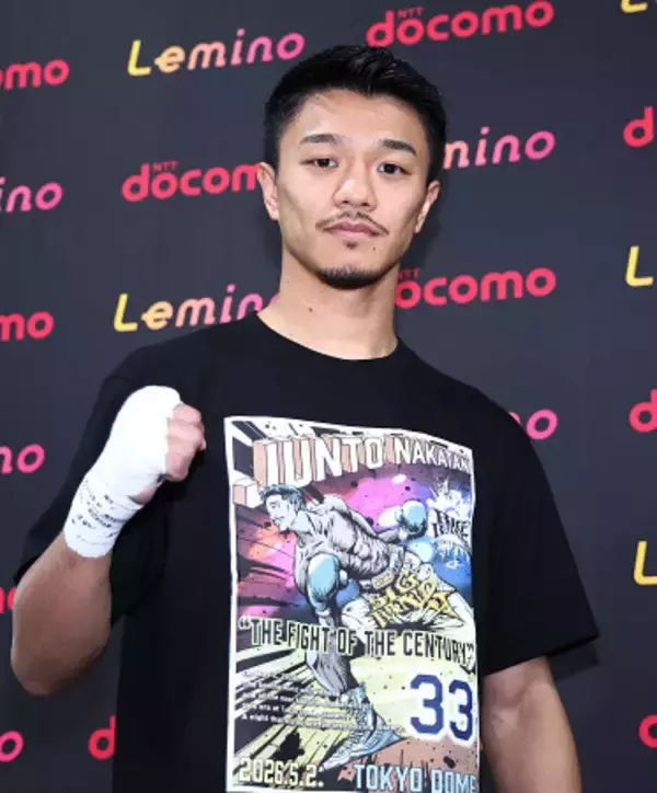 ポーズを取る中谷