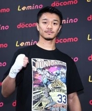 ポーズを取る中谷