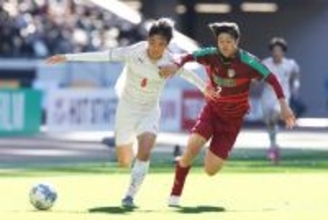 競り合う堀ノ口と木村　高校サッカー
